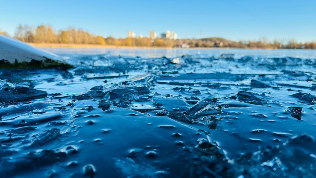 Vereister See in Neubrandenburg, Schauplatz des Charity-Eisbadens